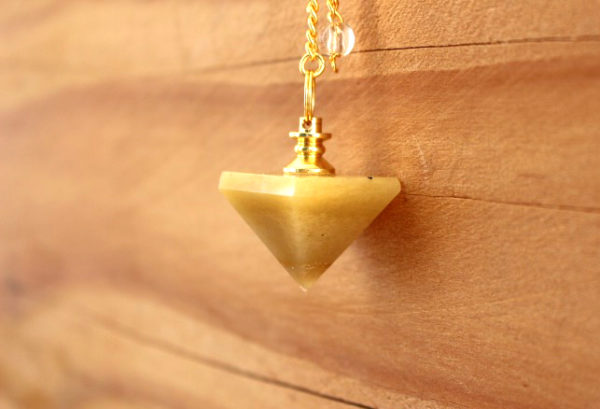 pendule pyramide calcite jaune