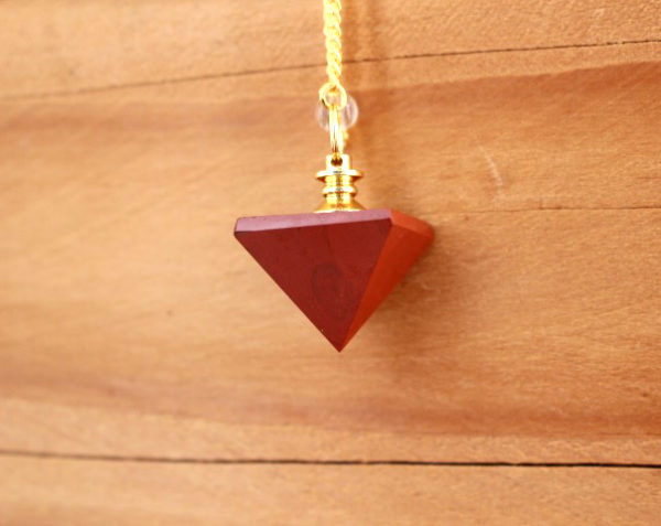 pendule pyramide jaspe rouge